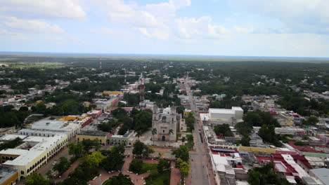 Luftaufnahme-Des-Sonnenuntergangs-Auf-Dem-Hauptplatz-Von-Valladolid-In-Yucatan,-Mexiko