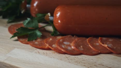 salchicha de pepperoni en rodajas en una tabla de madera