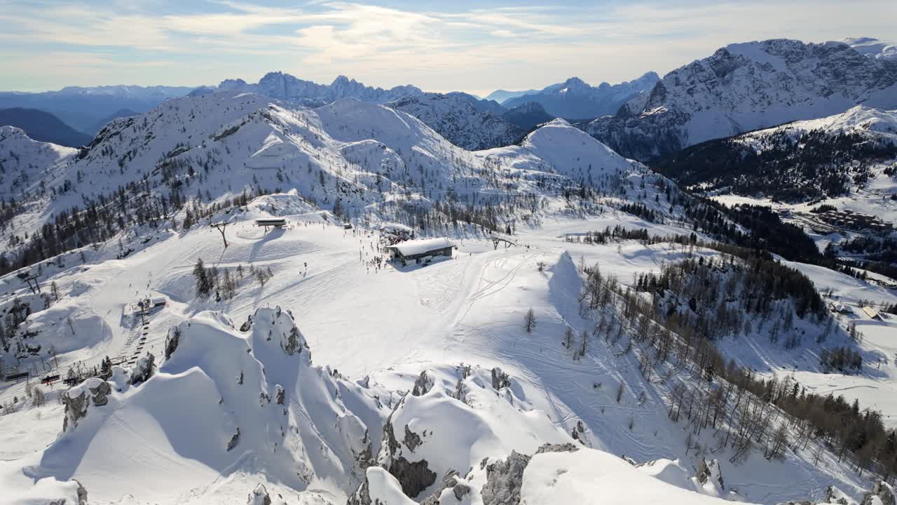 vista panorámica del magnífico valle nevado de la estación de esquí alpina de nassfeld con montañas en el fondo en austria
