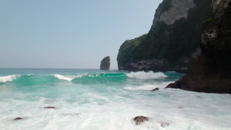 Olas-Espumosas-Chapoteando-En-La-Costa-Escarpada-En-Verano-En-Nusa-Penida,-Bali,-Indonesia