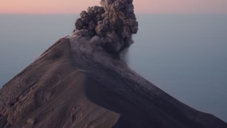 masiva erupción del volcán fuego al amanecer, la columna de ceniza crea una escena apocalíptica