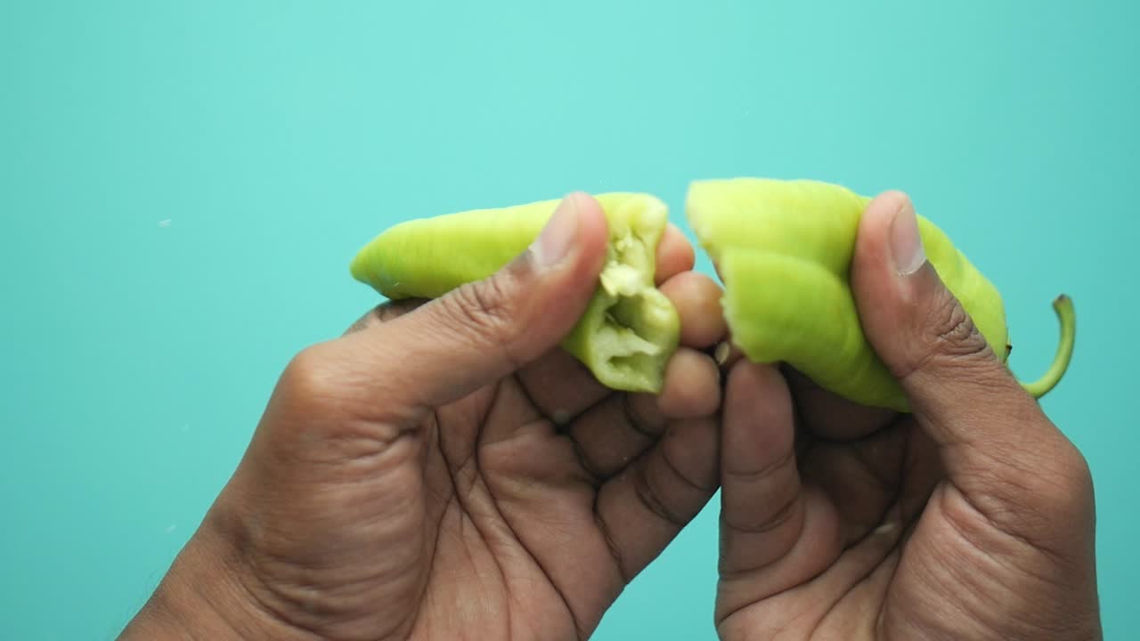 녹색 칠리 가 잘라지고 있다