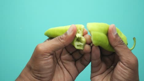 el chile verde está siendo cortado