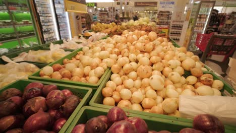 verduras orgánicas frescas en el mercado de los agricultores. verduras crudas