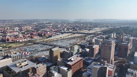 el horizonte de johannesburgo en johannesburgo en gauteng, sudáfrica