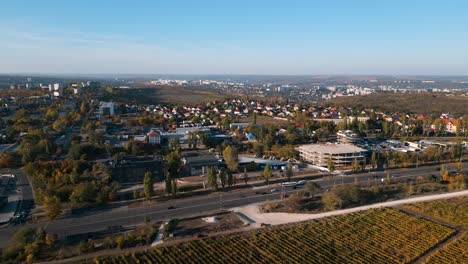 Vista-De-Pájaro-Y-Sobrevuelo-De-Drones-Sobre-La-Autopista-Hincesti-Hwy-M3-Con-Mucho-Tráfico-En-Otoño---Vista-Aérea-Panorámica-De-Drones-Sobre-La-Ciudad-De-Chisinau,-República-De-Moldavia-2022