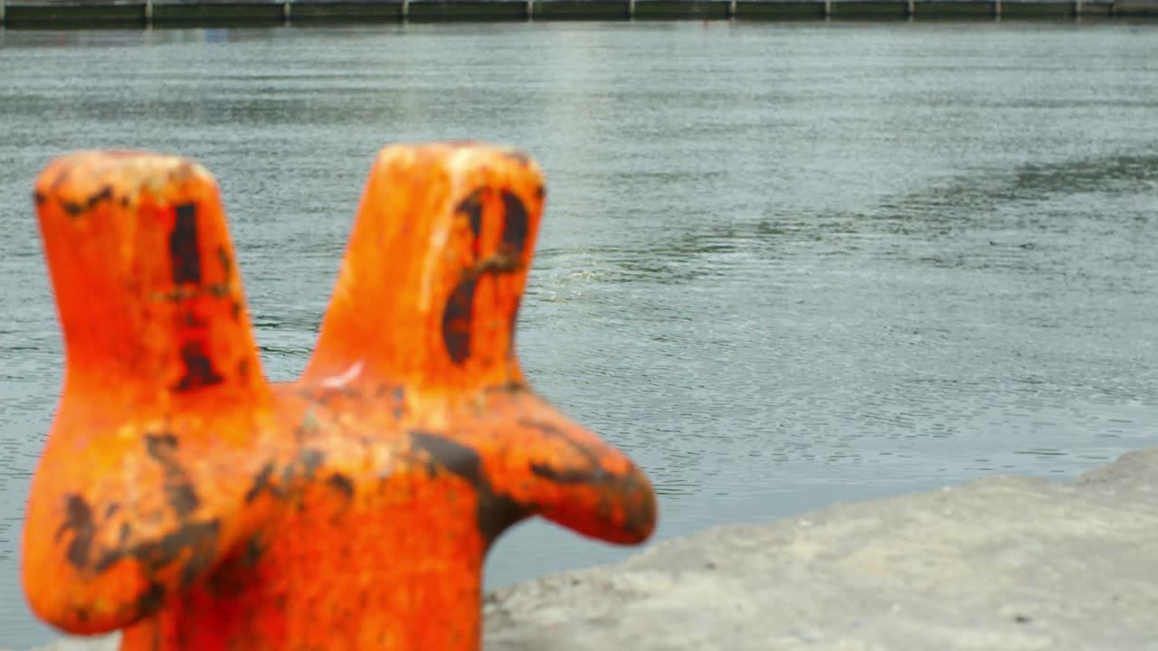 부두 에 있는 오렌지색 볼라드