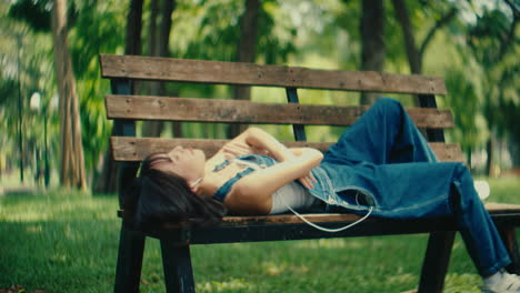una mujer relajándose en un parque.