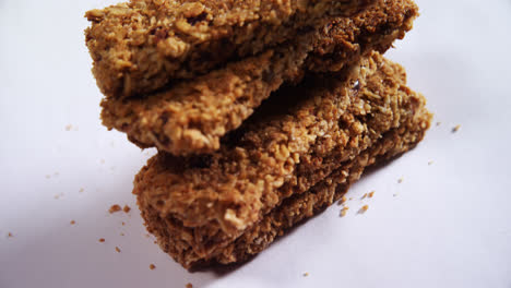 barras de granola en fondo blanco 4k