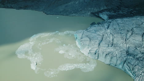 Eisberge-Fallen-Ins-Wasser,-Während-Ein-Gletscher-Aufgrund-Des-Klimawandels-Schmilzt