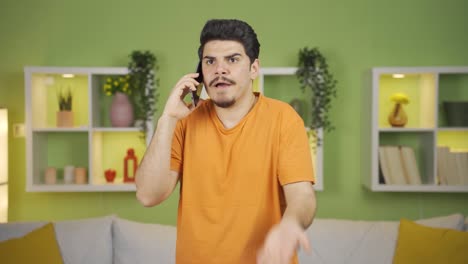 Joven-Hablando-Por-Teléfono-Enojado.