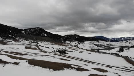 tiro de drone de casa de troncos en un día nublado durante el invierno