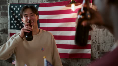 7월 4일을 축하하는 친구들