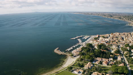 vista aérea de bouzigues con la cría de ostras en el fondo etang de thau