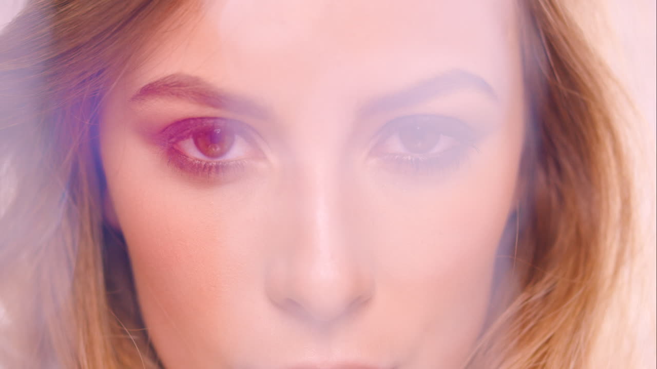 그녀의 눈을 쳐다봐