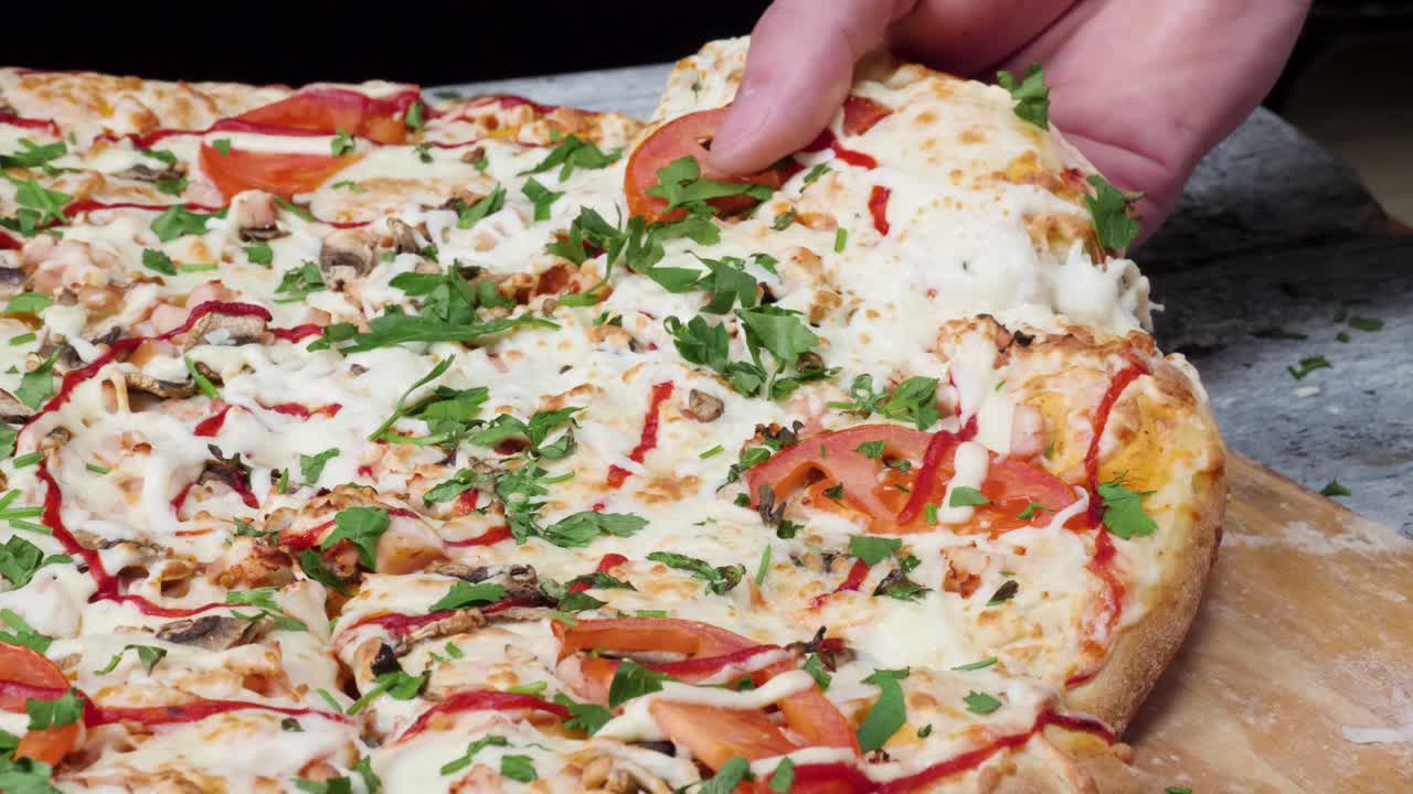 맛있는 피자 조각이 가져지고 있습니다.