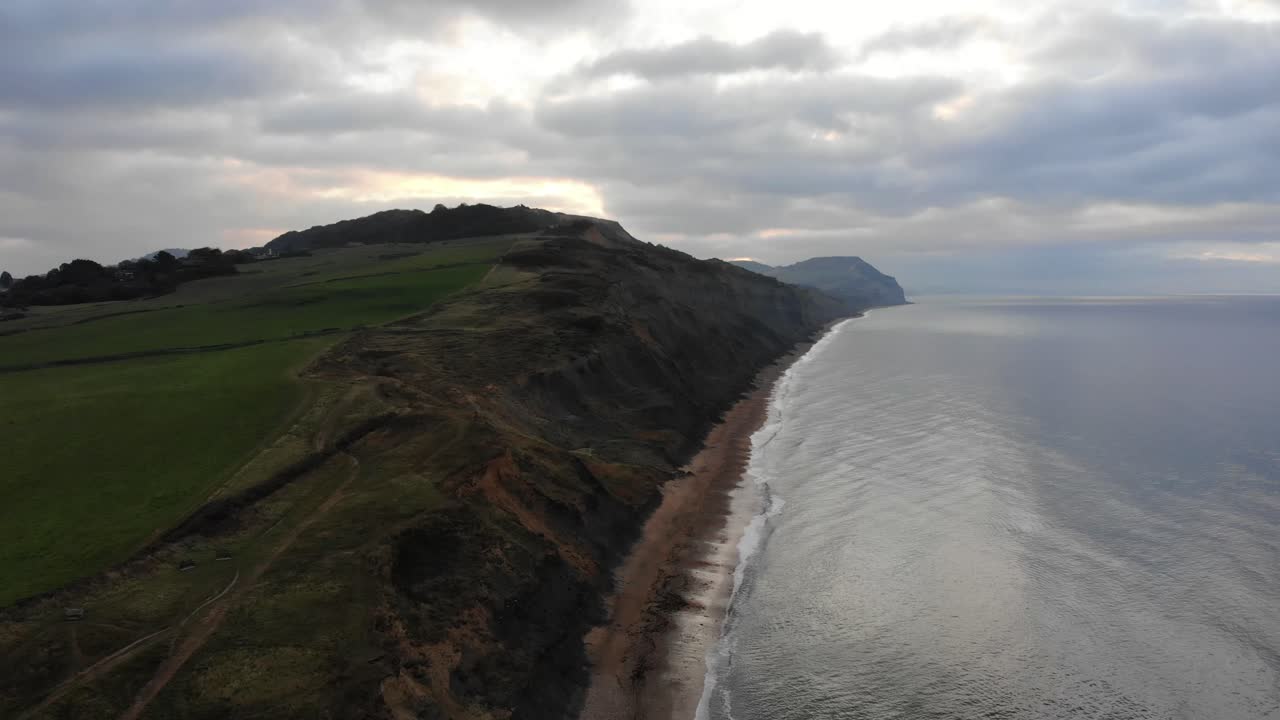 vista aérea a lo largo de los acantilados a lo largo de la playa de charmouth en la mañana