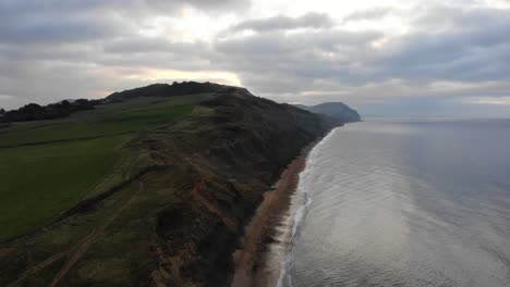 vista aérea a lo largo de los acantilados a lo largo de la playa de charmouth en la mañana