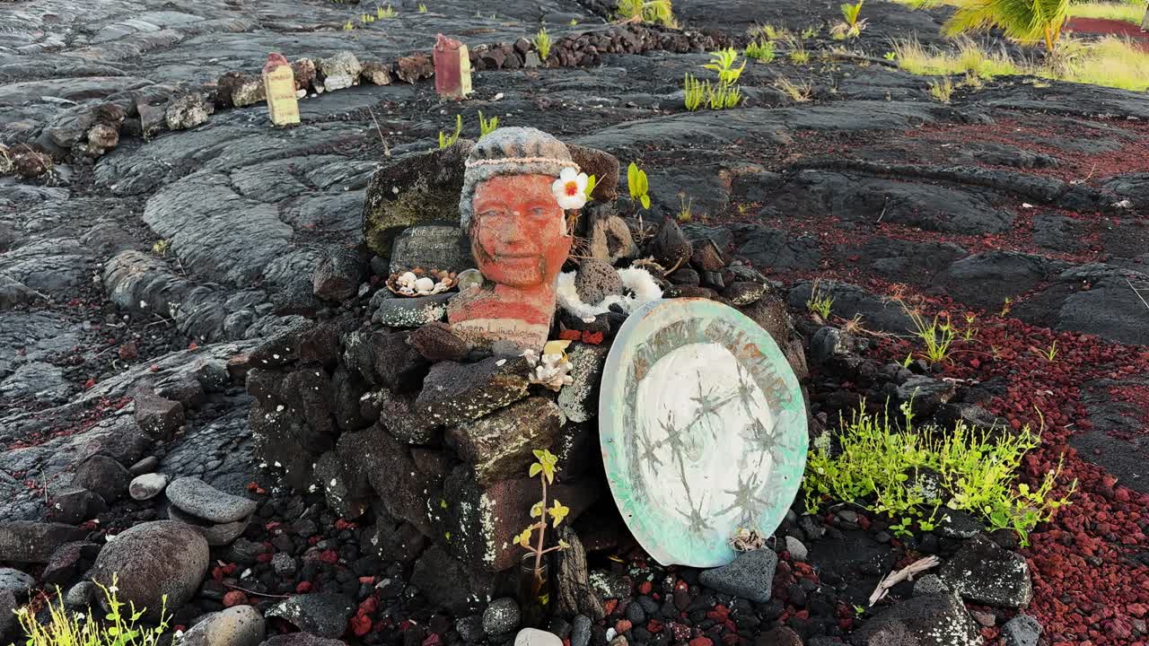 Estátua em campo de lava no Havaí evoca paz e cultura, adiciona um charme rústico