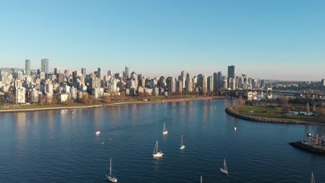 Varias-Tomas-De-Drones-En-La-Playa-De-Kitsilano-Cerca-Del-Centro-De-Vancouver,-Bc