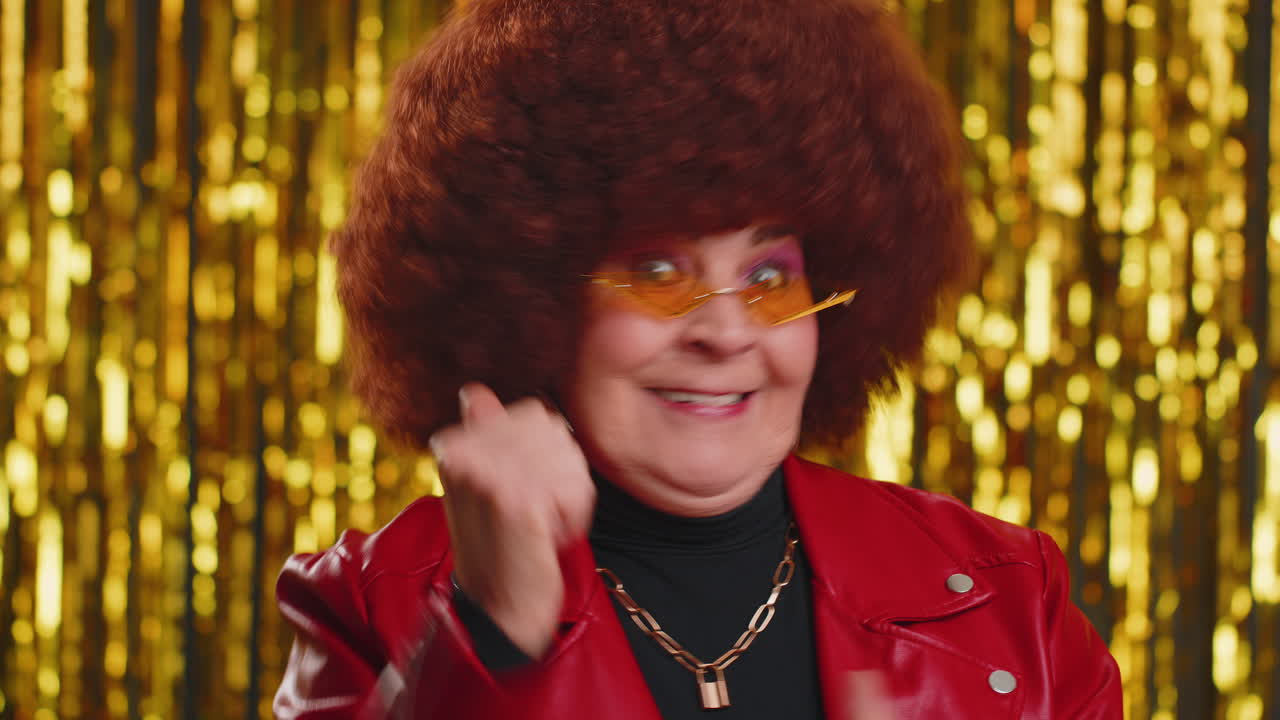 재 ⁇ 을 입은 세련된 여성이 소리를 지르고, 주먹을 들고 제스처를 했습니다. 저는 성공을 축하하고, 승리했습니다.