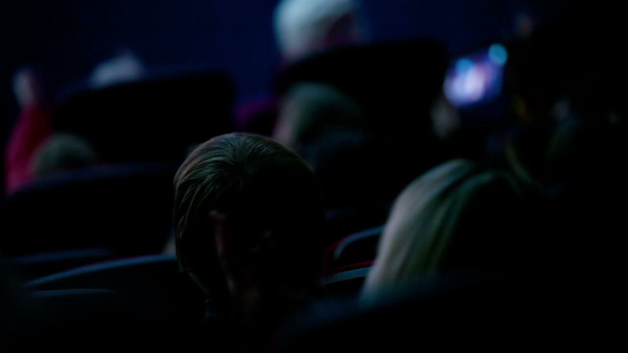 La gente aplaudiendo.