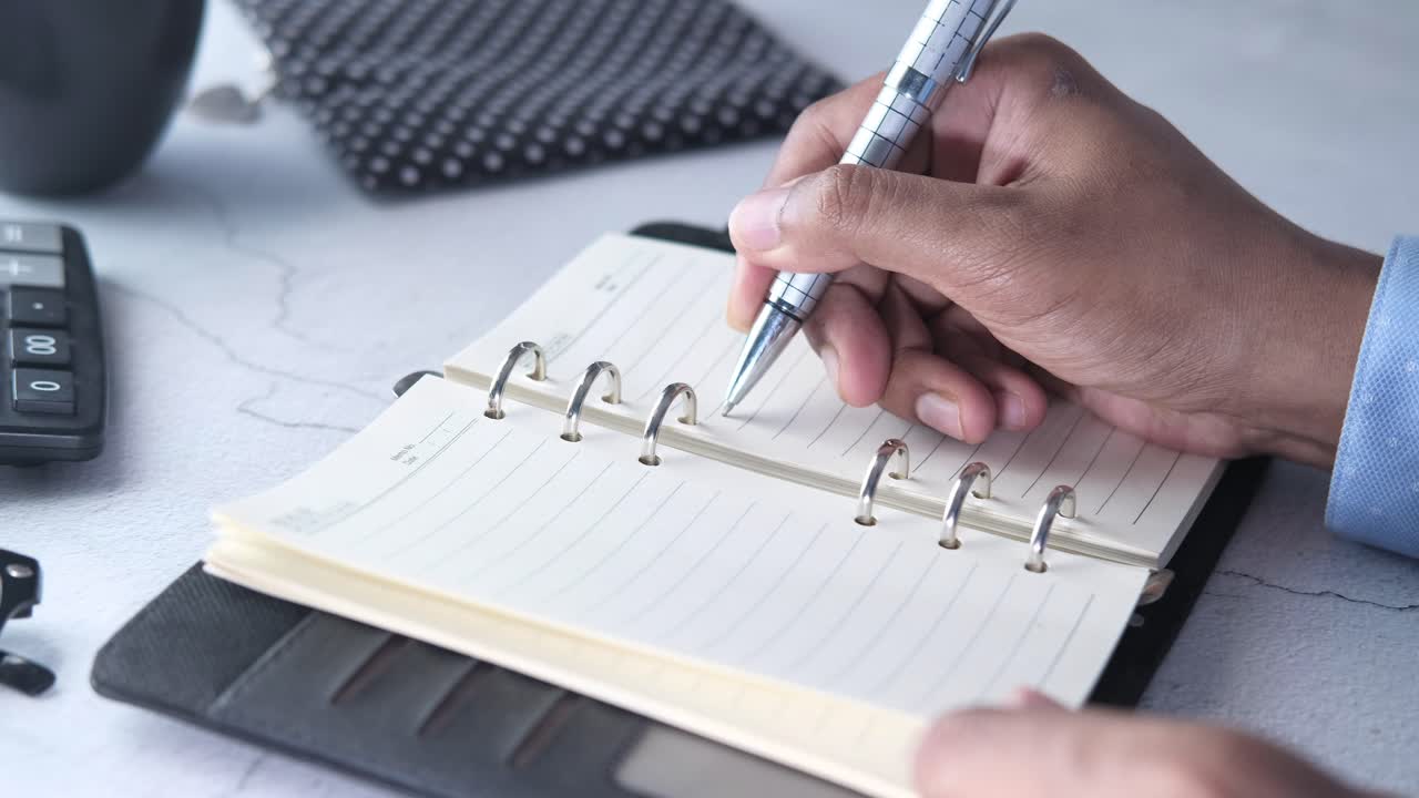 노트에 글을 쓰는 사람