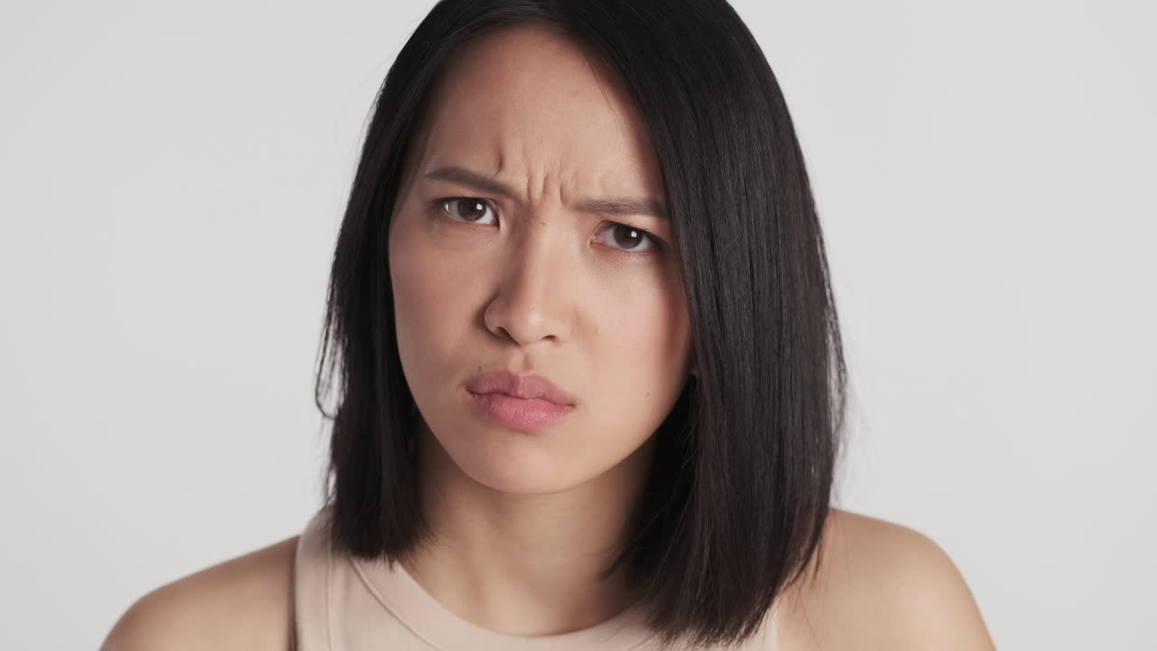 카메라 앞에서 화를 내는 아시아 여성.