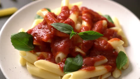 Pasta-Penne-En-Salsa-De-Tomate---Estilo-De-Comida-Italiana