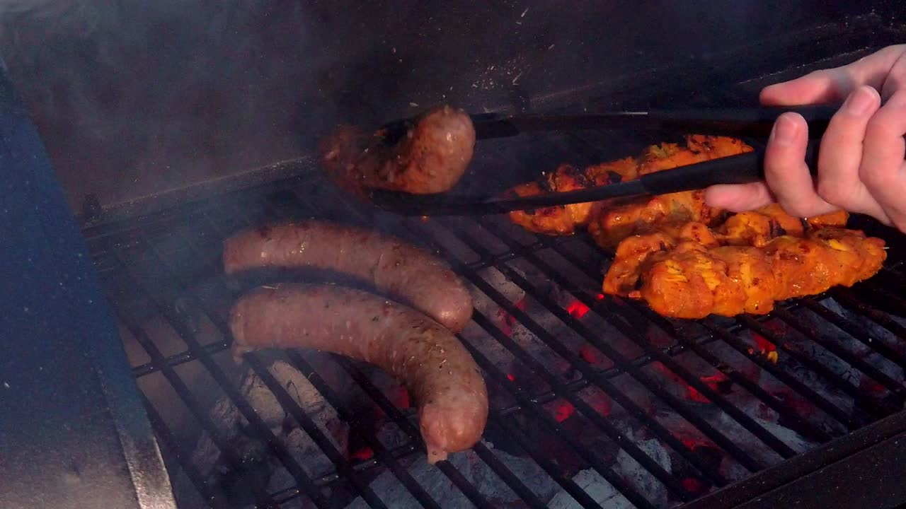 comprobando la carne en la barbacoa