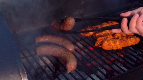 Kontrolle-Des-Fleisches-Auf-Dem-Grill