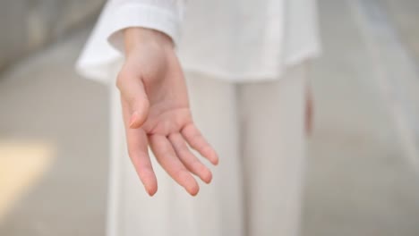 Primer-Plano-De-Una-Mujer-Vestida-De-Blanco-Extendiendo-Su-Mano,-Concepto-De-Apoyo-Emocional-Y-Mental