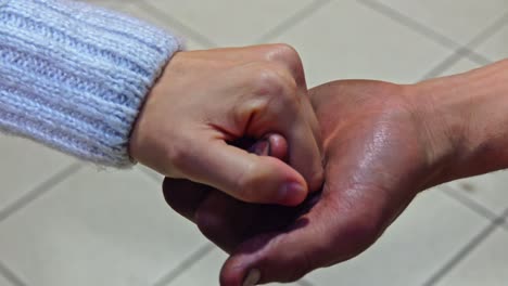 mujer ayudando a la mano mujer ayudando a la mano