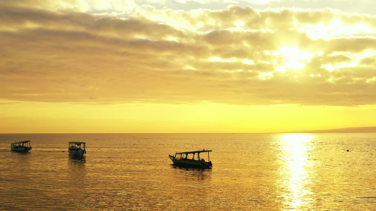 극적인 구름을 통해 장엄한 태양 광선