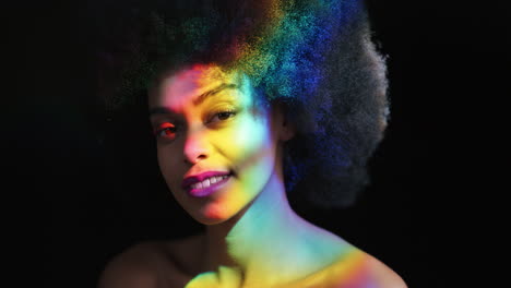 retrato multicolor mujer hermosa con afro funky sonriendo segura disfrutando de la expresión individual belleza femenina natural luz colorida sobre fondo negro concepto de orgullo lgbt