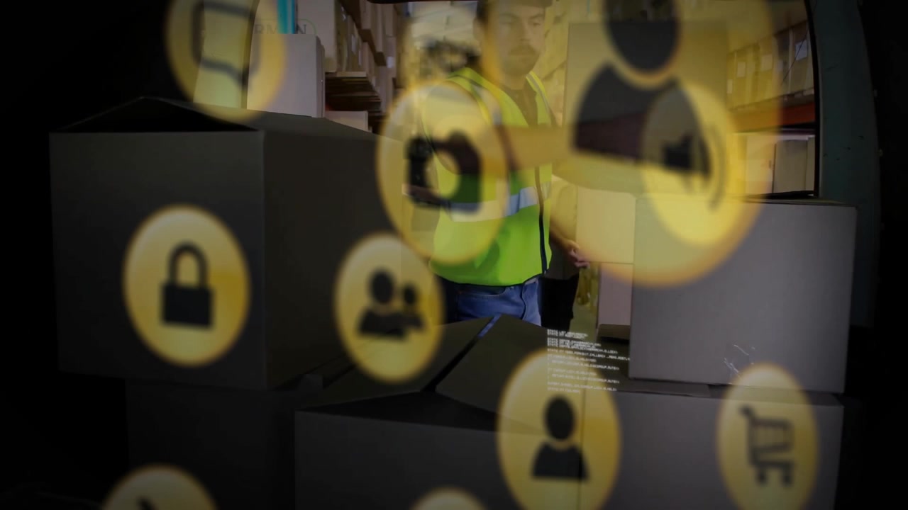Lavoratori di magazzino che caricano scatole di cartone con sovrapposizione di interfaccia digitale