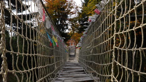 beskids acera del himalaya, construcción de madera de skywalk de naturaleza profunda golpeada por banderas de colores de árboles de viento fuerte durante un viento soleado y fuerte, día de otoño capturado en el área de radhost pustevny 4k 60fps