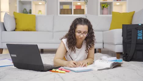 una estudiante tímida.