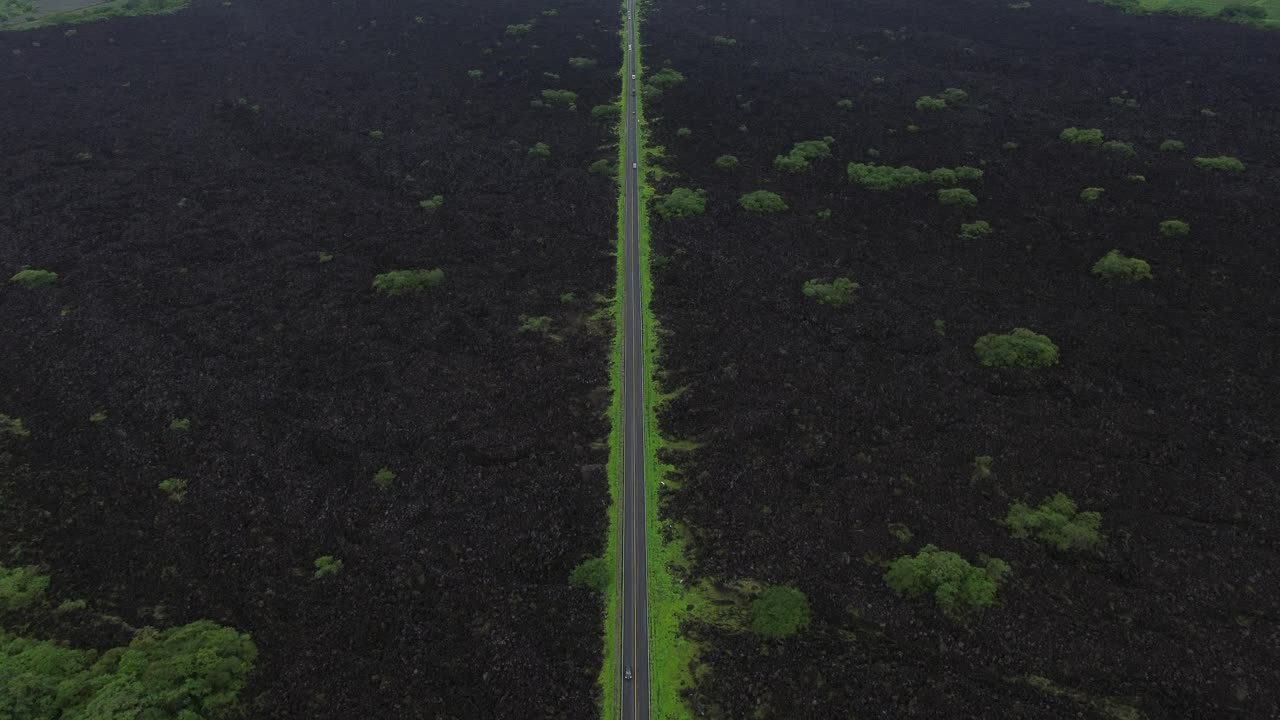 세보루코 화산의 이야기는 검은 마그마 도로를 얼어붙은 바위로 고 있습니다.