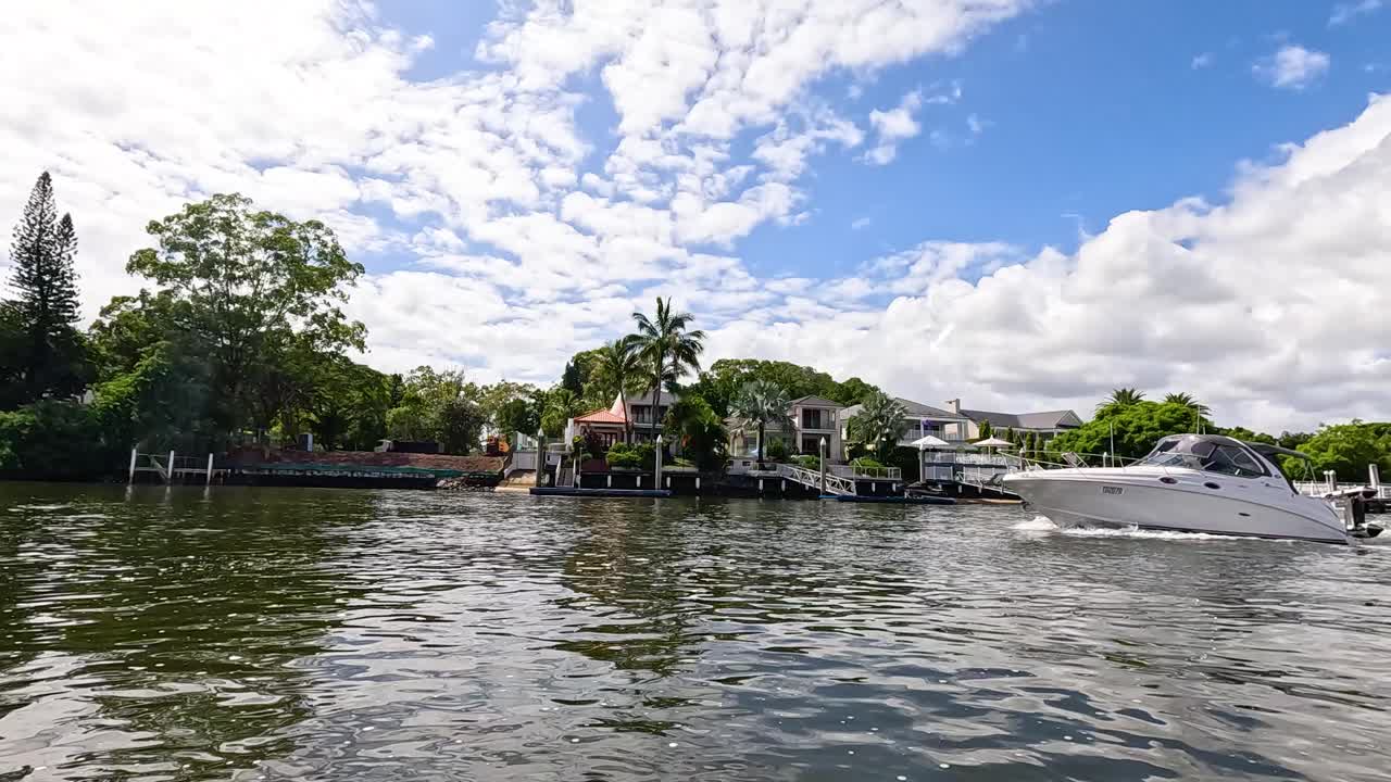 경치 좋은 강 을 따라 보트 가 이동 하고 있다