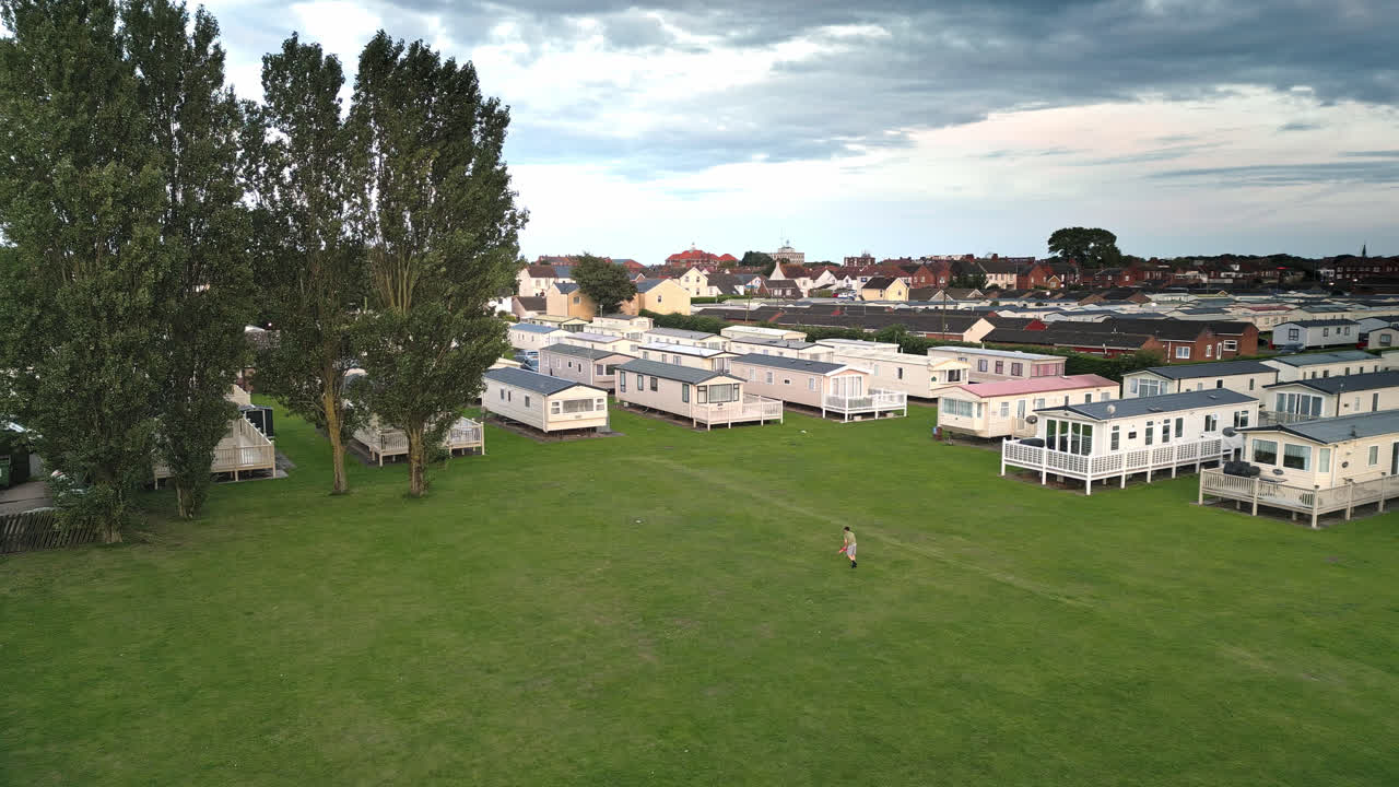 드론은 스케그네스에서 여름 해가 지는 것을 포착하여 해안 마을, 휴양 공원, 해변, 바다 및 카라반을 광범위한 장면으로 보여줍니다.