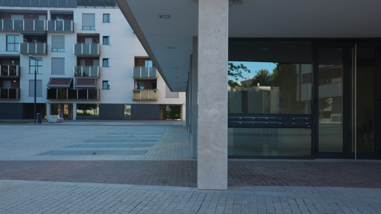 zona comercial y peatonal moderna de vimercate en italia