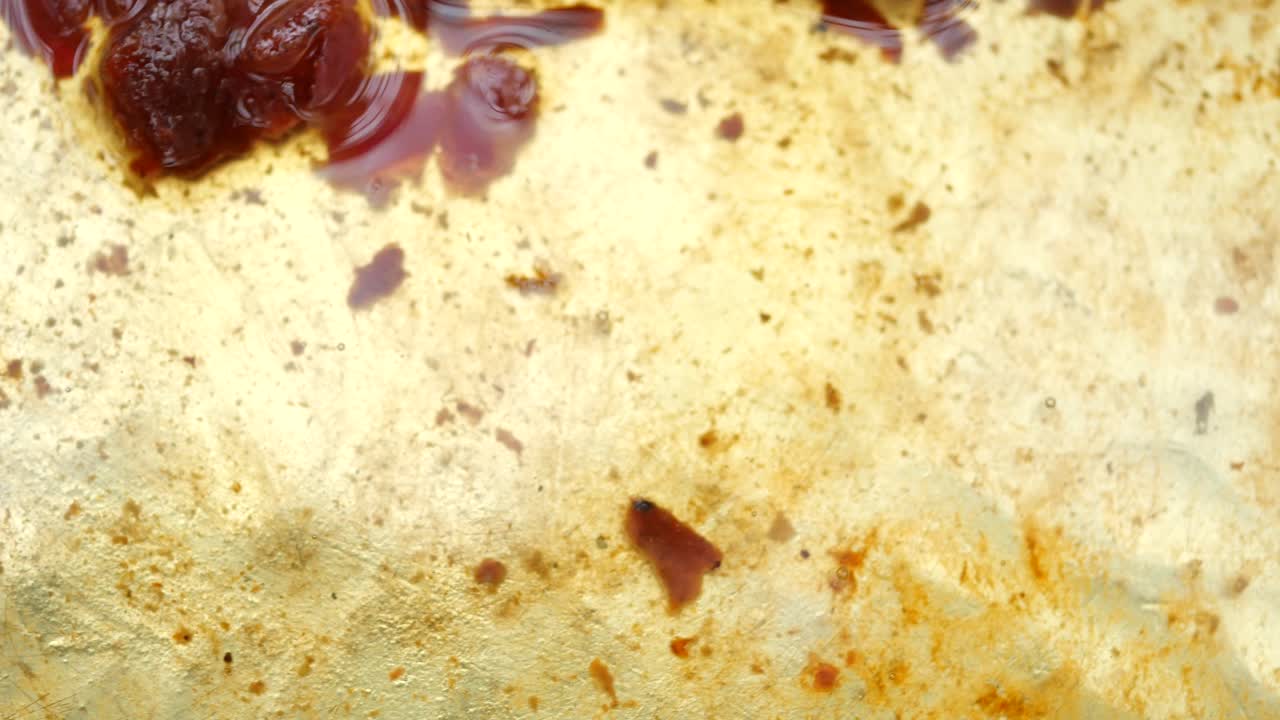 기름 이 있는 더러운 판 의 클로즈업