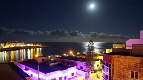 video timelapse de malta que muestra la bahía de marsaskala en la noche de año nuevo