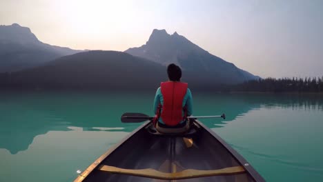 Hombre-Viajando-En-Barco-En-El-Lago-4k