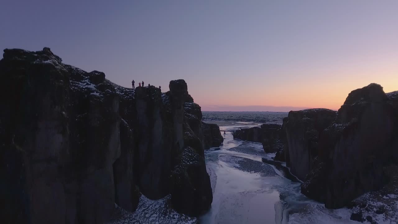 fjaðrárgljúfur canyon islandia imágenes aéreas en invierno