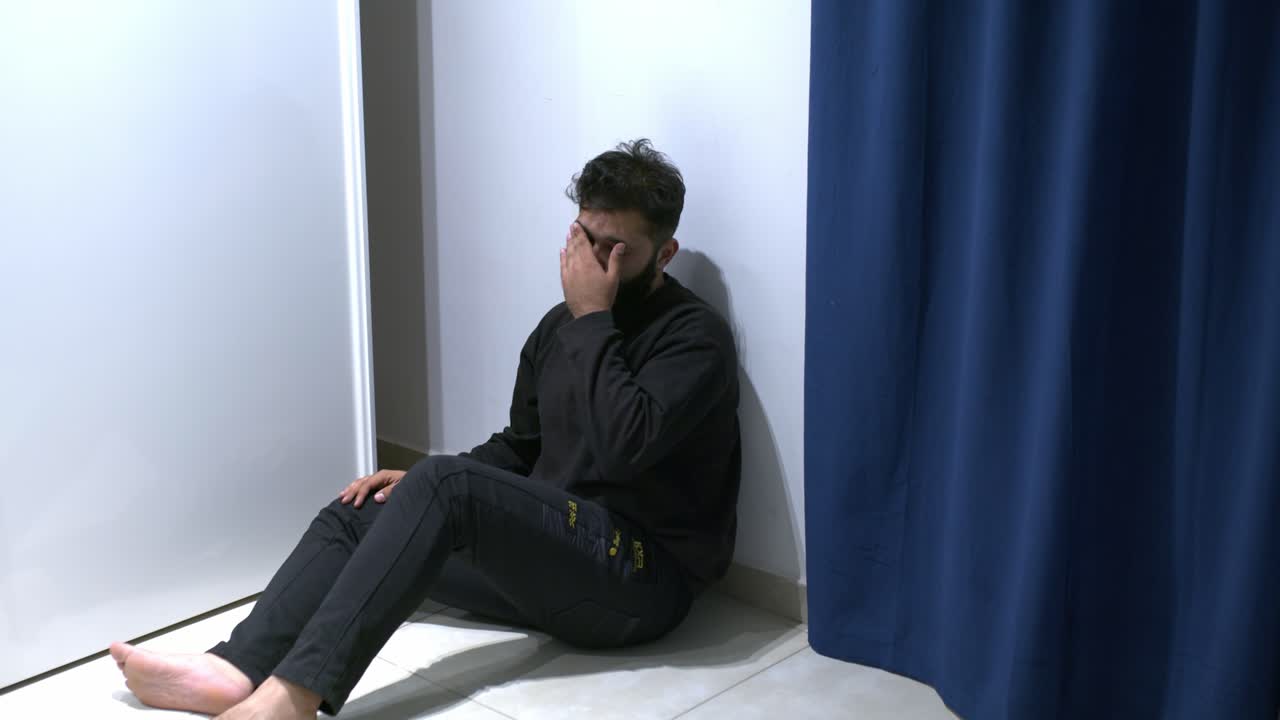 혼자 거울을 보며 정신병을 앓고 있는 남자