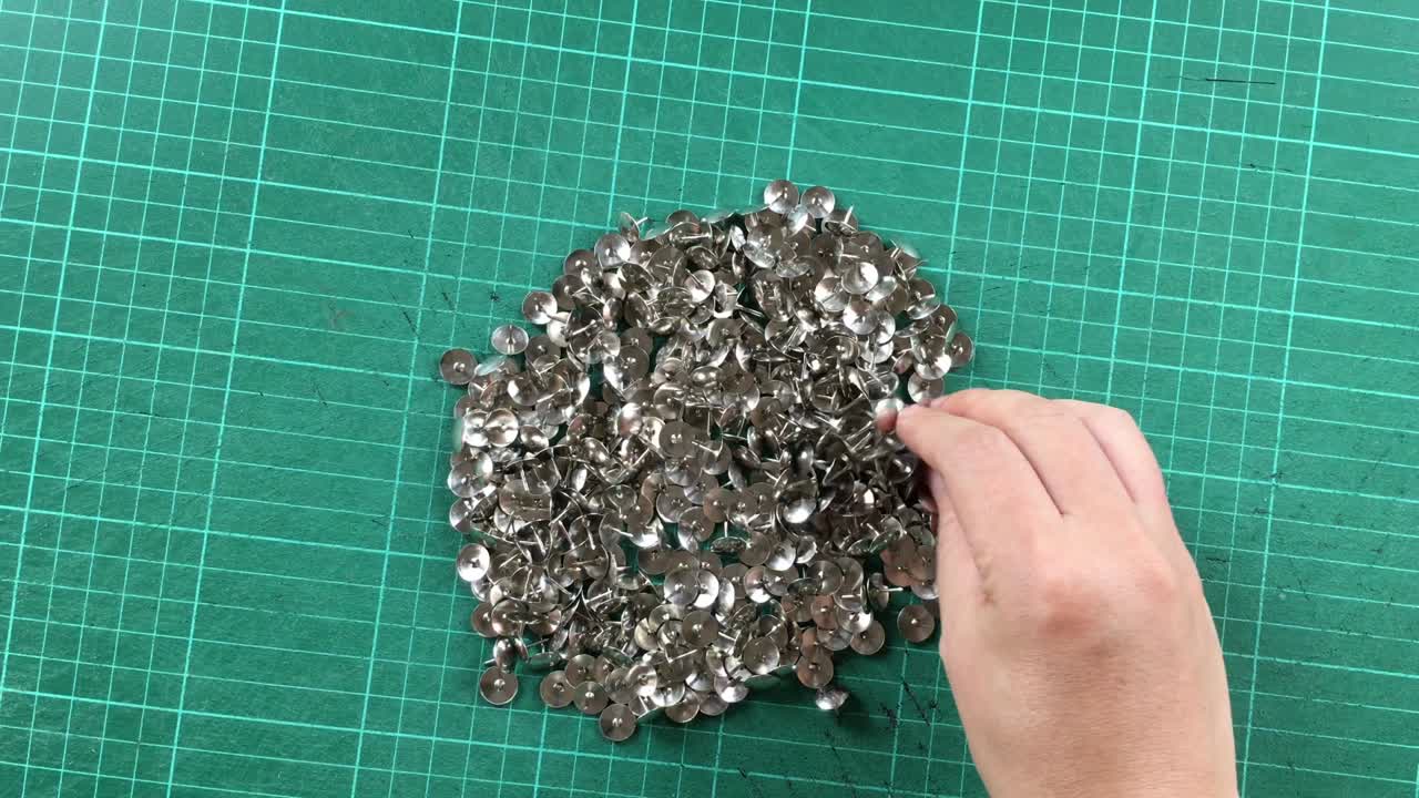 손으로 컵에 엄지손가락을 들고