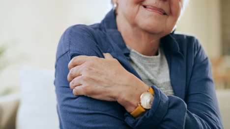 mujer anciana masajeando el hombro con dolor