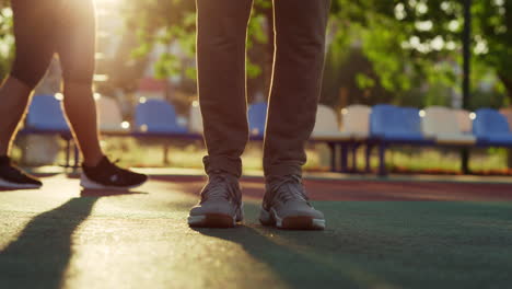 hombre irreconocible de primer plano saltando la cuerda en el patio de recreo deportivo al aire libre.